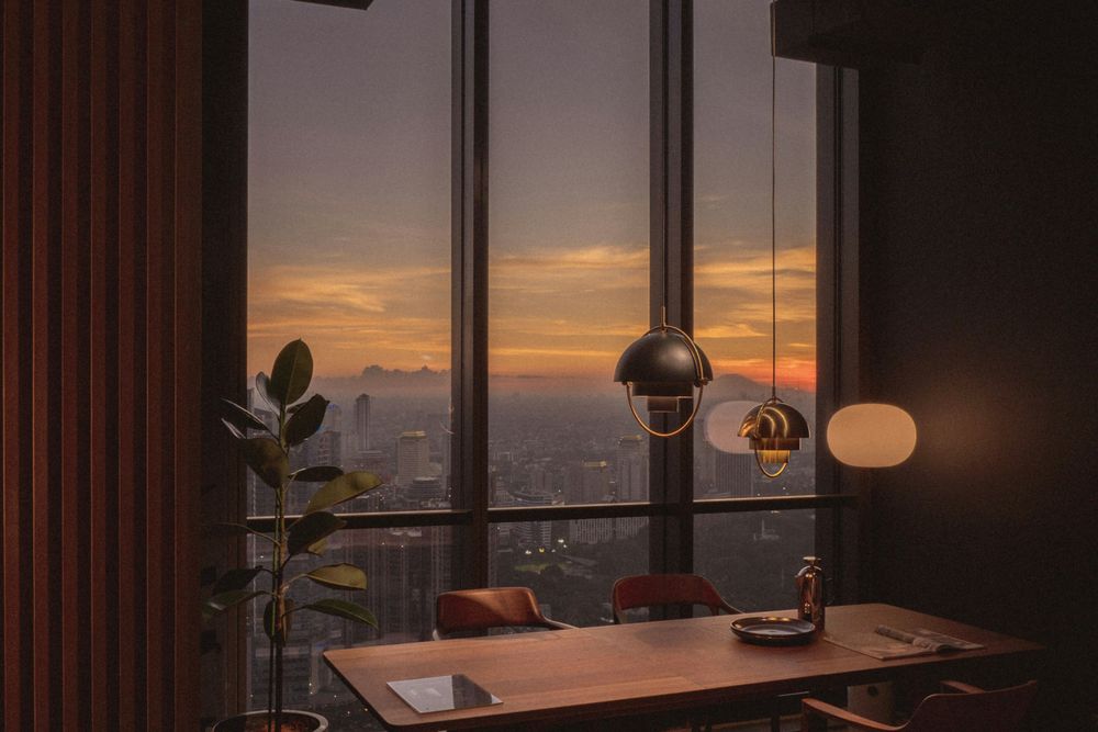 Meeting room with a city view. Photo: David Kristianto / Unsplash