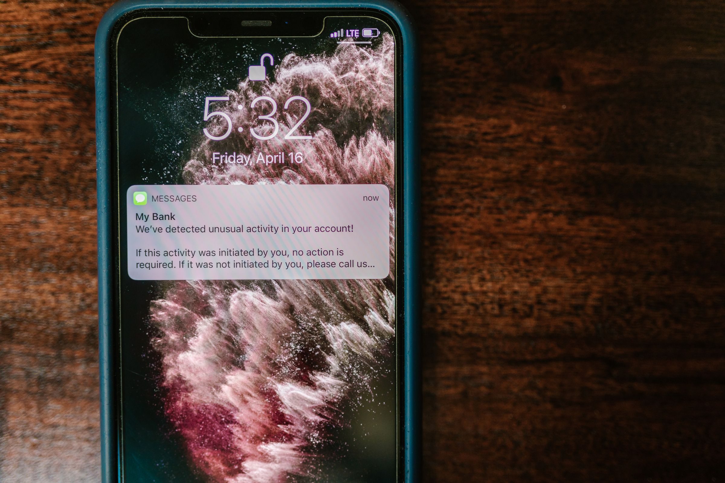 An alert message on a phone screen. Photo: RDNE Stock project / Pexels