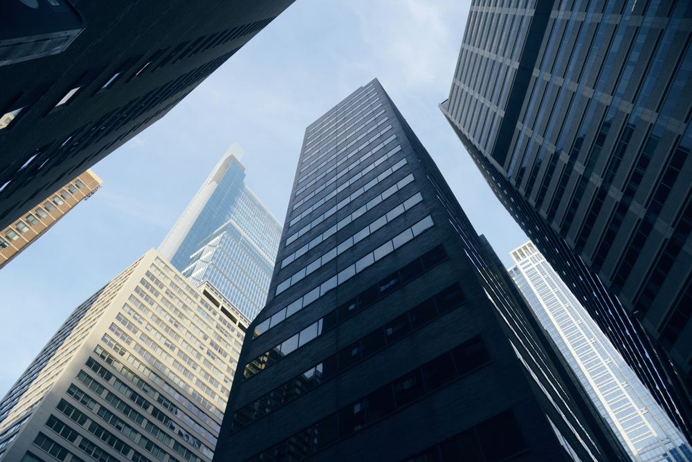 Tall skyscrapers seen from below. Photo: LARAM / Unsplash