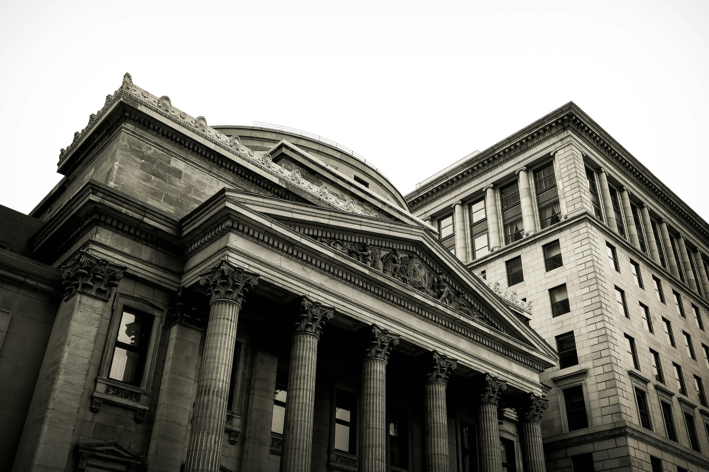 Classical bank building. Photo: Etienne Martin / Unsplash