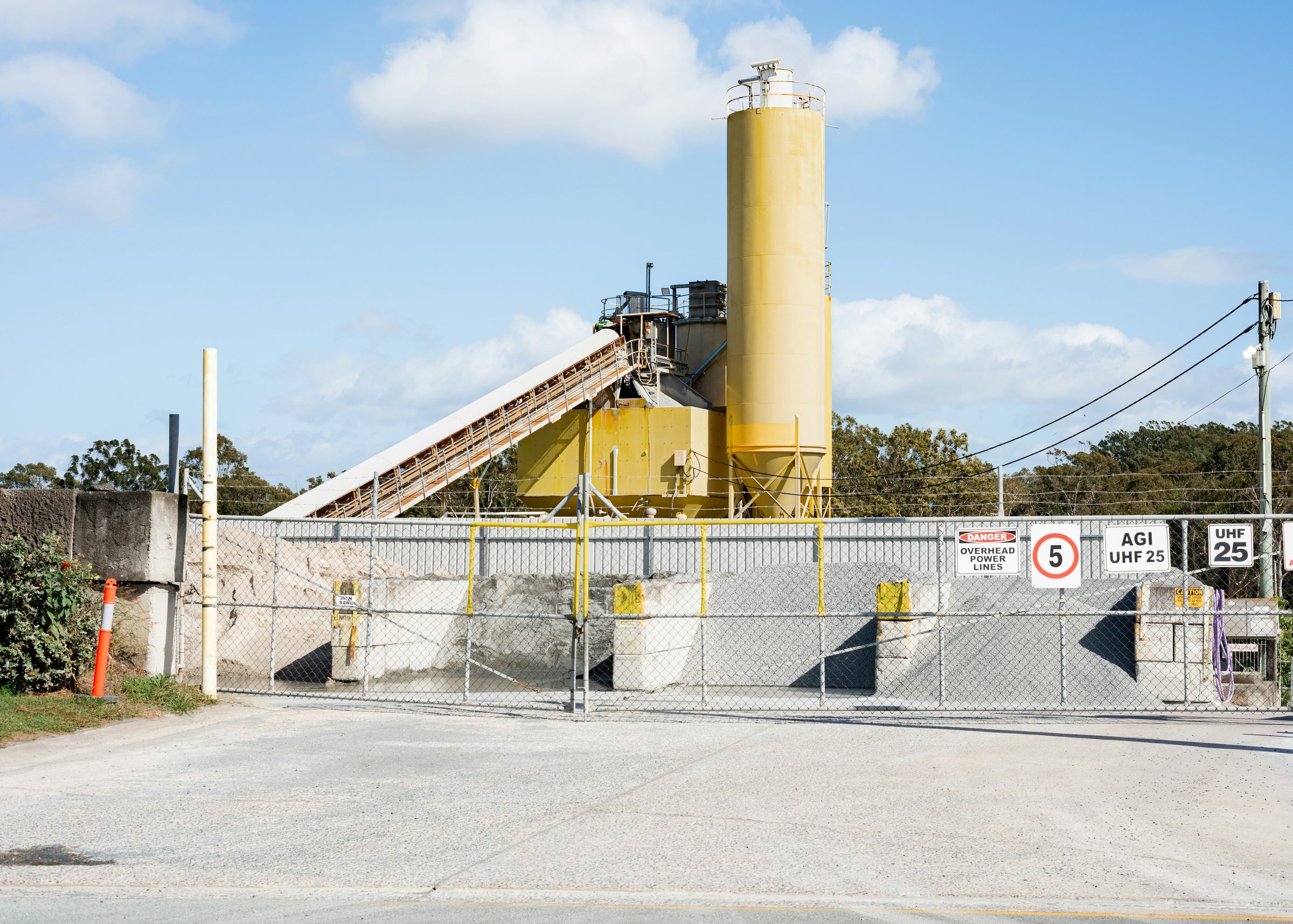 Concrete plant with a silo and conveyor belts. Photo: Joseph Prospere / Unsplash