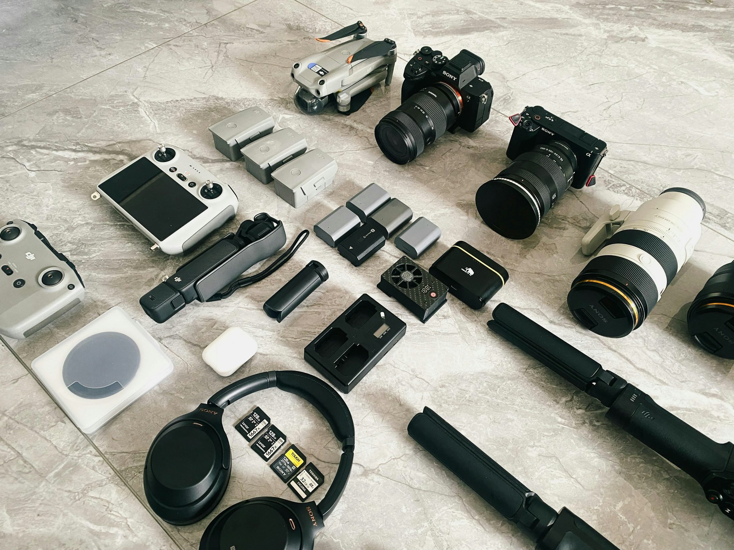 Consumer electronics and accessories. Photo: jason hu / Unsplash